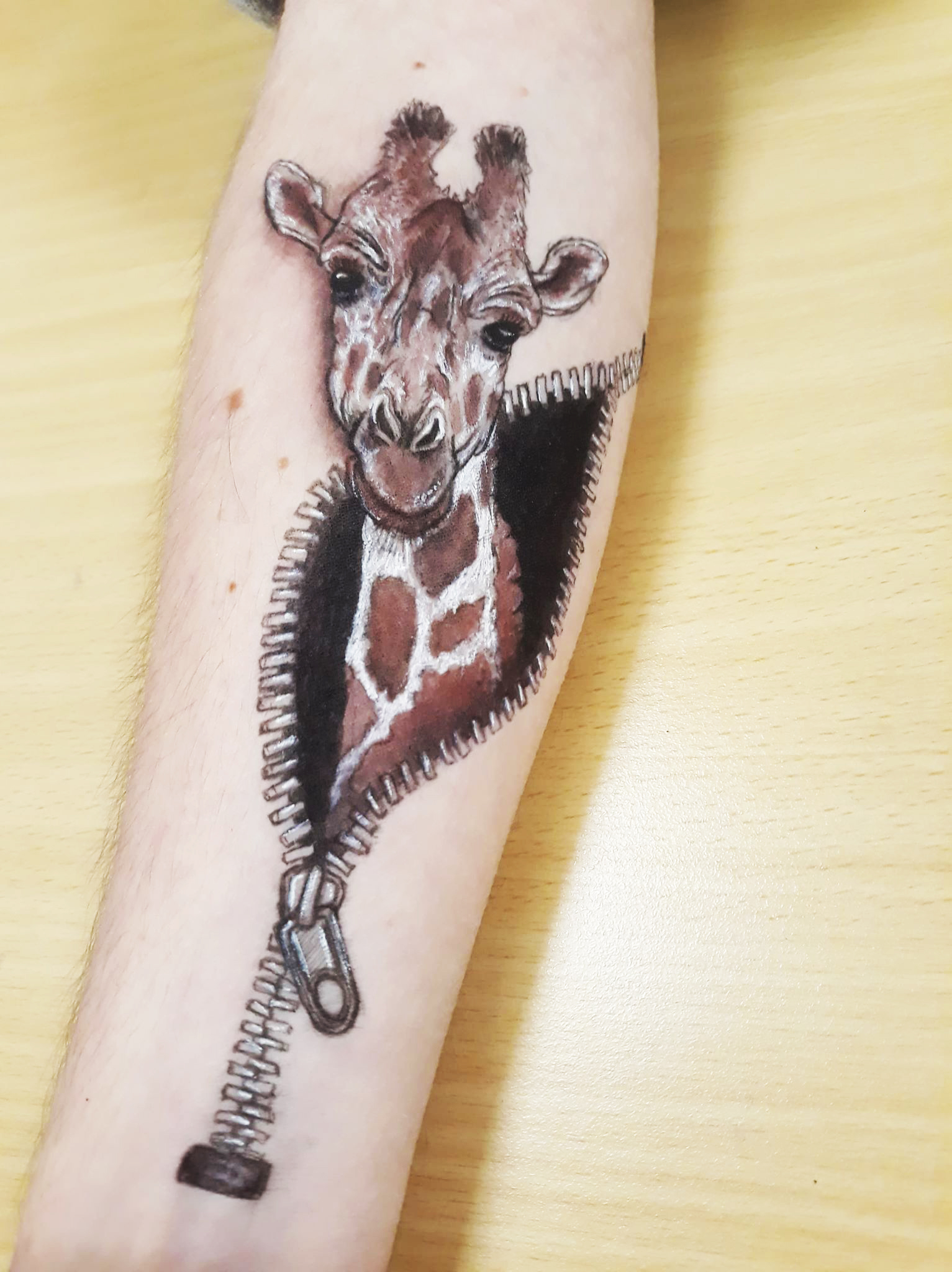 dessin girafe sur le corps